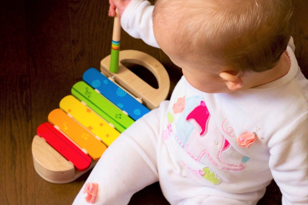 When to Introduce Toys to Babies (and 15 Best Toys) Little Discoverer